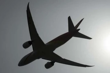 ரஷ்ய நாட்டவர்கள் இருவர் பயணித்த விமானத்தை சிறைப்பிடித்த கனடா