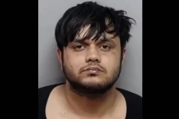 அமெரிக்கப் பெண்ணையும் குழந்தையையும் தாக்கியதாக இந்திய இளைஞர் கைது