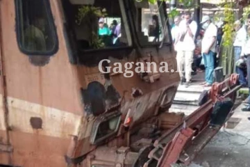 වේදීකාව සිප ගන්න කඩාගෙන උඩටම ආව දුම්රිය.. - වීඩියෝ දර්ශන සහිතයි.. (VIDEO)