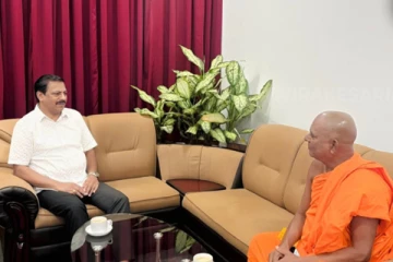 யாழ். மாவட்ட அரச அதிபரை சந்தித்த நயினாதீவு விகாராதிபதி