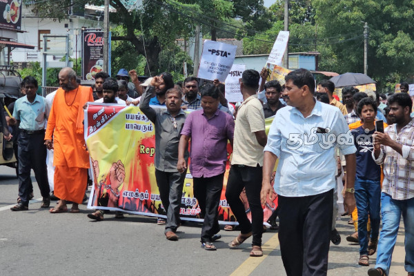 பயங்கரவாதத்தில் இருந்து அரசை பாதுகாக்கும் சட்டத்திற்கு எதிராக யாழில் போராட்டம்! | Jaffna Protest Goverment Agaist