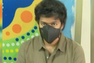 ஓட்டு போட வந்த இடத்தில் நடந்த சலசலப்பு, மன்னிப்பு கேட்ட தளபதி- வைரலான வீடியோ