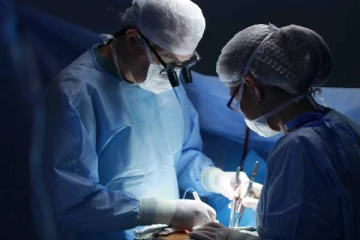 செல்போன் டார்ச் லைட் வைத்து அறுவை சிகிச்சை - அலட்சியத்தில் பறிபோன உயிர்கள்!