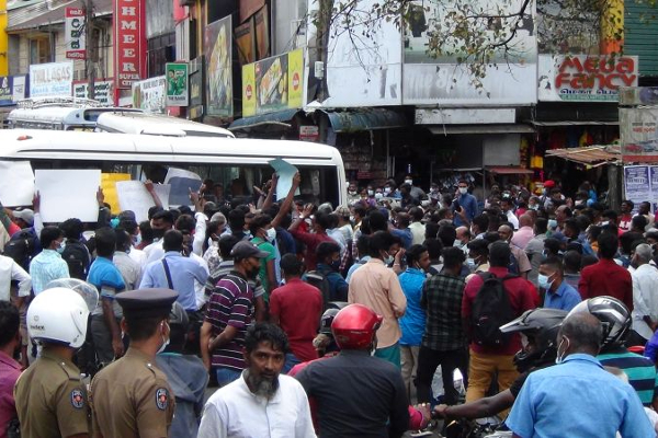 “கோட்டா பைத்தியம்” என்ற போராட்ட கோசங்களுடன் வீதியில் மக்கள்! - ஐபிசி தமிழ்