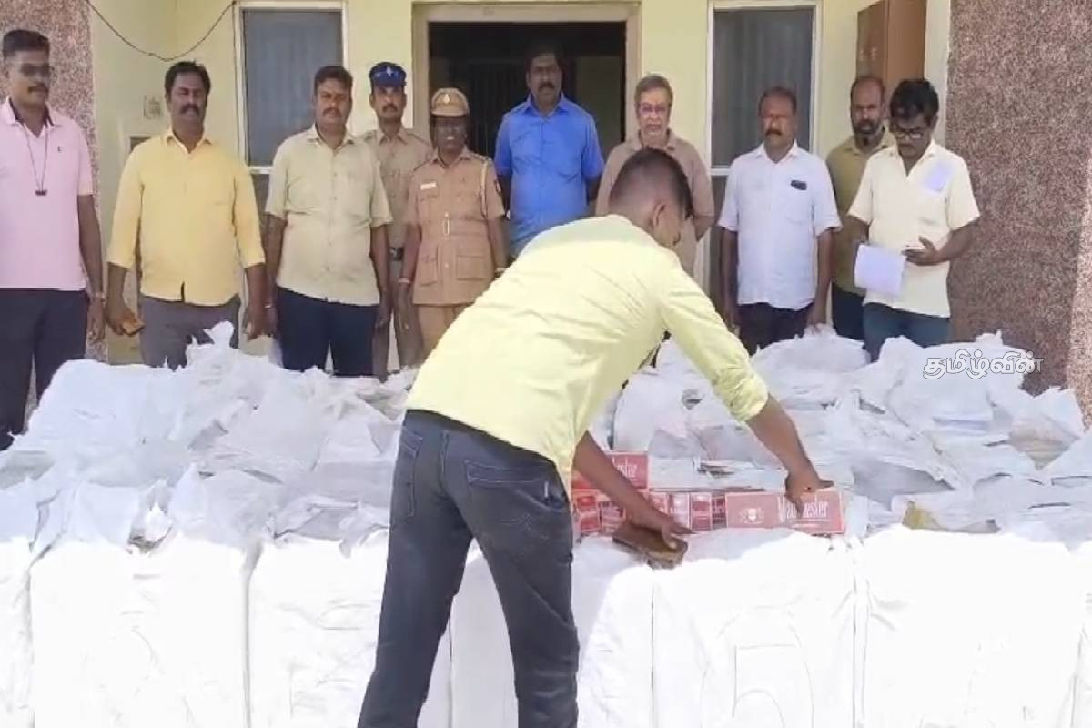 பல இலட்சம் பெறுமதியான சிகரெட்டுக்களை நாட்டுக்குள் கொண்டு வர முயற்சி.. பொலிஸாரின் தீவிர நடவடிக்கை | Cigarettes Being Smuggled Into Sri Lanka Recovered