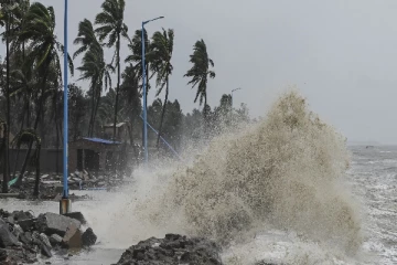 இலங்கையை தாக்கவுள்ள சூறாவளி; மக்களுக்கு எச்சரிக்கை!
