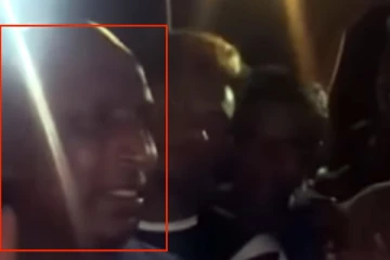 கொழும்பு காலி முகத்திடலில் மக்களின் ஆர்ப்பாட்டத்திற்குள் புகுந்த மர்ம நபர் (Video)