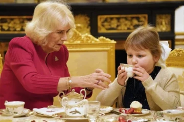 கண் பார்வையை இழந்த சிறுமியுடன் தேனீர்; இணையத்தில் வைரலாகும் ராணி கமிலா