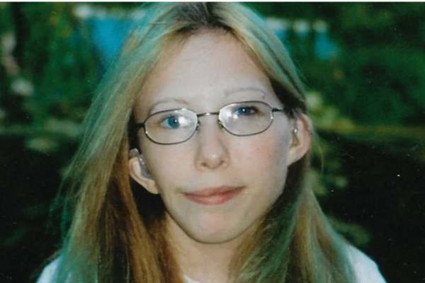 4 வருஷமா வெளியே வராத இளம்பெண் - கதவை உடைச்சதும் காத்திருந்த அதிர்ச்சி! | Woman Found Dead In Her House For 4 Years Canada