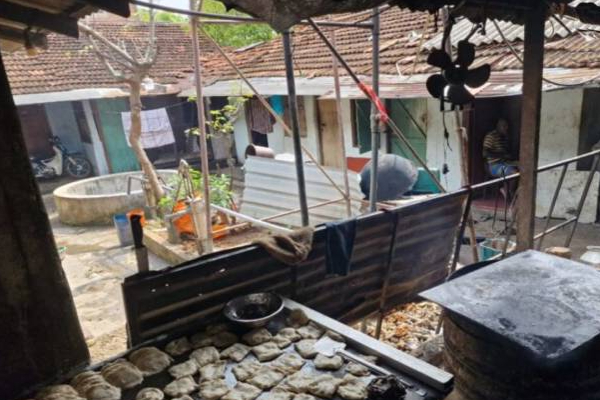 யாழில் இயங்கி வந்த இரண்டு உணவகங்களுக்கு அதிரடி சீல்! | Sealed For Two Restaurants That Operated In Jaffna