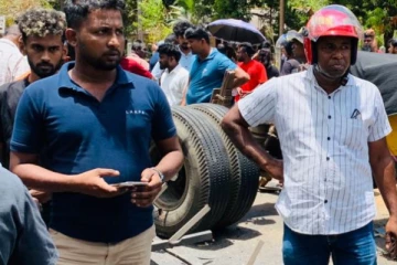 ஒரே நேரத்தில் மோதி விபத்துக்குள்ளான 5 வாகனங்கள்