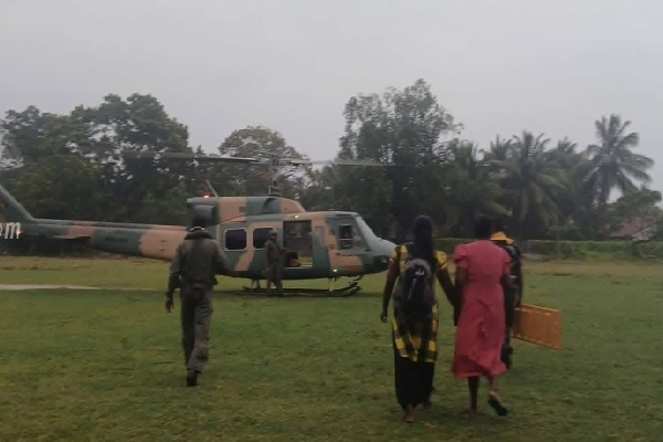 யாழில் ஹெலிகாப்டரில் வைத்தியசாலைக்கு சென்ற பெண் ; விரைந்து வந்த விமானப்படை | Woman Airlifted To Jaffna Hospital By Helicopter