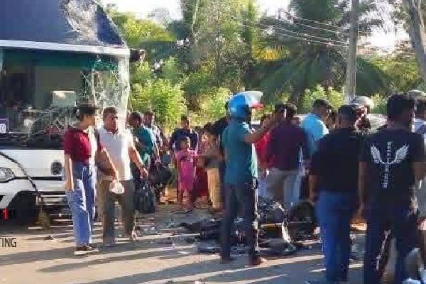 ஒன்றுடன் ஒன்று மோதிய மூன்று வாகனங்கள் ; பரிதாபமாக பிரிந்த உயிர் | Three Vehicles Collided Life Lost Tragically