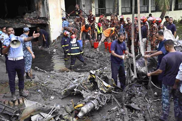 பள்ளி மீது விழுந்து நொறுங்கிய விமானம் - 19 பேர் பலி! | Bangladesh Air Force Jet Crash 19 Died 170 Injured