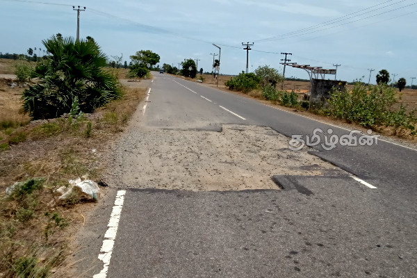 பரந்தன் பூநகரி வீதியில் நீண்டகாலமாக அகற்றப்படாத வீதித் தடை | Road Block In Paranthan Poonagri Road For Long