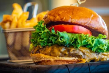 சுவிட்சர்லாந்தில் பர்கரும் சோடாவும் சாப்பிட்ட சுற்றுலாப்பயணிகள்: பில் எவ்வளவு தெரியுமா?