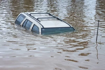 நீரில் மூழ்கிய வேன்: 7 குழந்தைகள் உட்பட 11 பேருக்கு நேர்ந்த சோகம்!