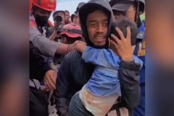 දින දෙකක් සුන්බුන් අතර පණපිටින් වැලලුන, 5 හැවිරිදි දරුවා බේරා ගැනේ..(VIDEO)