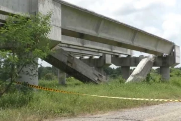 அதிவேக நெடுஞ்சாலையில் உடைந்து விழுந்த கொங்ரீட் தளம்