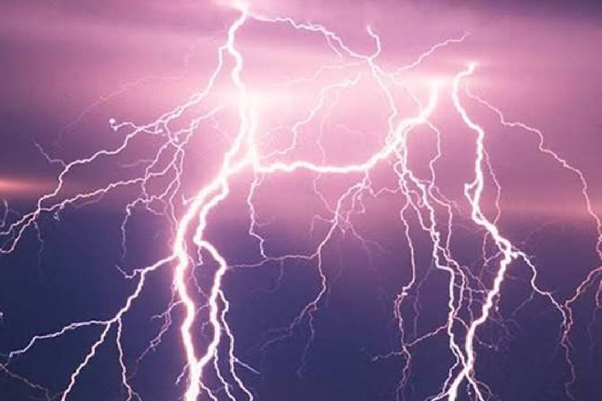 யாழில் மின்னல் தாக்கி பலர் பாதிப்பு | People Affected By Lightning Vadamarachchi East யாழில் மின்னல் தாக்கி பலர் பாதிப்பு | People Affected By Lightning Vadamarachchi East