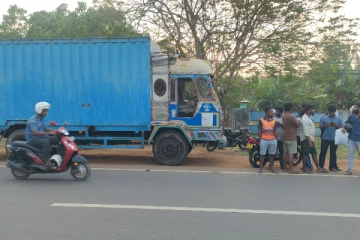கிளிநொச்சியில் பட்டப்பகலில் கூரிய ஆயுதத்தால் தாக்கப்பட்ட சாரதி (photo)