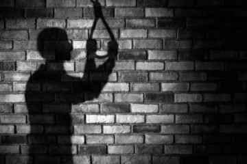 කන්න දෙයක් නෑ කියා දෙදරු පියා ගෙල වැළලාගෙන - මෙරටින් ඇසෙන හද කම්පා කරන පුවත