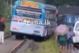 බුකියම රත් වුණ, රේල් පාරේ වැඩ කිඩ දැම්ම බස් රියදුරාට හිතුවෙවත් නැති දෙයක් වෙලා..(VIDEO)