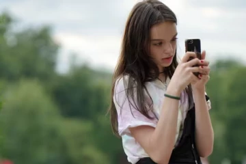 சிறுபிள்ளைகள் மொபைல் பயன்படுத்துவதற்கு தடை: பிரான்ஸ் சோதனை முயற்சி