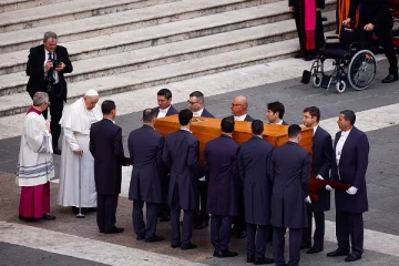 நிற்க முடியாத நிலையிலும்.. முன்னாள் போப்பின் இறுதிச் சடங்குகளை நடத்திய போப் பிரான்சிஸ்