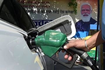 பெட்ரோலுக்கு ரூ.5; டீசலுக்கு ரூ.10 கலால் வரி குறைப்பு - மத்திய அரசு