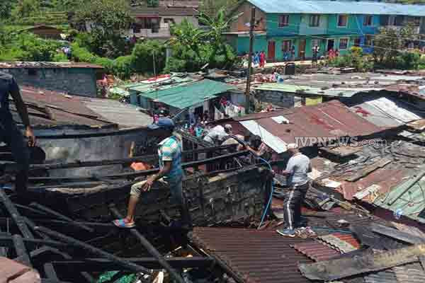 தீயில் எரிந்து கருகிய 10 வீடுகள் ; பெரும் அவதிப்பட்ட மக்கள் | 10 Houses Burned Down In Massive Blaze