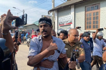 யாழில் சட்டத்தரணி சுகாசை வீதியில் இழுத்துச் செல்லும் பொலிஸார் (Video)