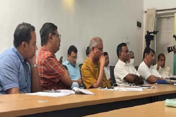 எதிர்க்கட்சி கூட்டத்தில் ஆளுங்கட்சி நாடாளுமன்ற உறுப்பினர்!!