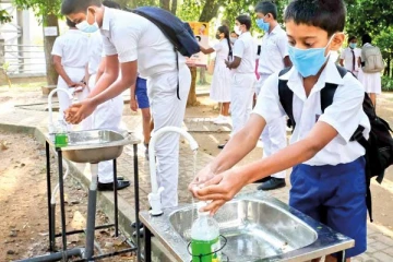 மாணவர்களுக்கு இடையில் தீவிரமடையும் கோவிட் - மீண்டும் பாடசாலைகள் மூடப்படும் அபாயம்