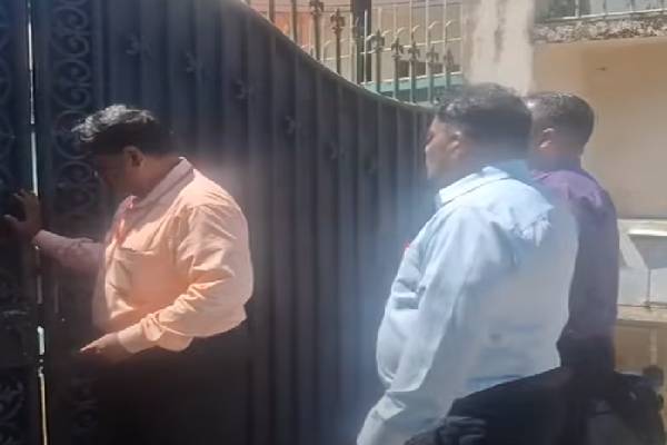 முன்னாள் அமைச்சர் ராஜித சேனாரத்னவின் வீட்டின் முன் பிடியாணை ஒட்டிய அதிகாரிகள் | Officers Arrest Warrant Minister Rajitha House