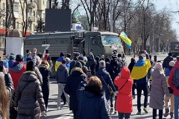 ரஷ்ய ராணுவ வாகனங்களை எதிர்த்த உக்ரைனிய பொதுமக்களின் வீர செயல்
