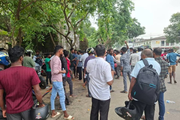 தொப்புள் கொடி உறவென்று நசுக்காதே; யாழில் மீனவர்கள் பாரிய போராட்டம் | Fishermen In Jaffna Stage Massive Protest தொப்புள் கொடி உறவென்று நசுக்காதே; யாழில் மீனவர்கள் பாரிய போராட்டம் | Fishermen In Jaffna Stage Massive Protest