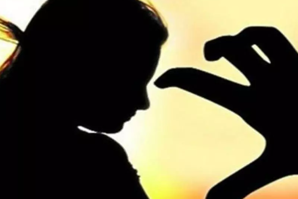 மருமகளின் வெட்டிய தலையுடன் பொலிஸ் நிலையம் சென்ற மாமியாரால் பரபரப்பு! | Mother In Law Police Station With Her Daughter