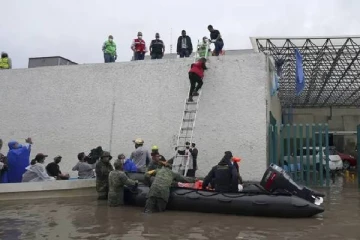 மருத்துவமனைக்குள் புகுந்த வெள்ளம்: ஆக்சிஜன் வினியோக தடையால் ஏற்பட்ட துயரம்