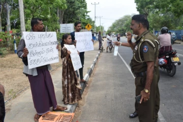 வாழைச்சேனை பொலிஸ் நிலையத்திற்கு முன்பாக கவனயீர்ப்பு போராட்டம் (PHOTOS)