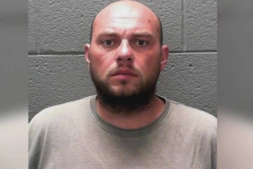 அமெரிக்காவில் 15 வயது சிறுமியிடம் மாதக்கணக்கில் மிக அநாகரீகமாக நடந்து கொண்ட 30 வயது இளைஞன் கைது! முழு பின்னணி