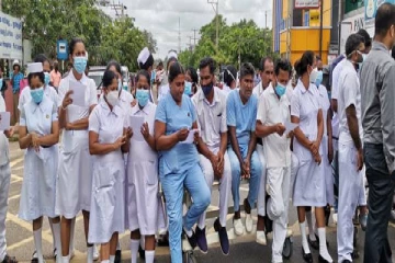 எரிபொருள் கோரி வீதியை மறித்து போராட்டத்தில் ஈடுபட்ட சுகாதார ஊழியர்கள்