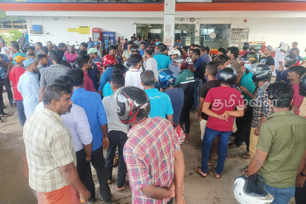 அரசாங்க அறிவுறுத்தலை மீறி மக்கள் முன்வைத்த கோரிக்கை: எரிபொருள் நிரப்பு நிலையத்தில் குழப்பம்(Photo) | Government Instruction Fuel Station