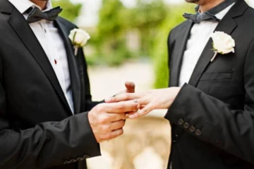 தனது நெருங்கிய ஆண் நண்பரை திருமணம் செய்துகொண்ட பிரபல நிறுவனத்தின் CEO!