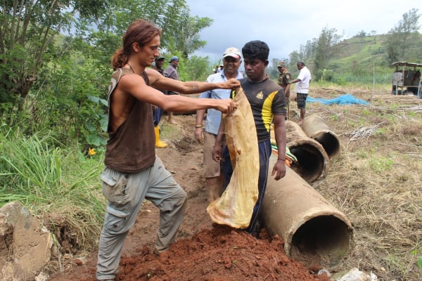 பிரித்தானியாவில் இருந்து இலங்கைக்கு வந்த இளைஞனின் நெகிழ்ச்சியான செயல் | Britain Man Helped Sri Lankan பிரித்தானியாவில் இருந்து இலங்கைக்கு வந்த இளைஞனின் நெகிழ்ச்சியான செயல் | Britain Man Helped Sri Lankan