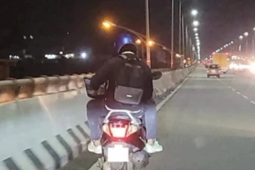 இது Work from Road.. பெங்களூரில் பைக்கில் செல்லும்போது லேப்டாப்பில் வேலை பார்த்த நபர்