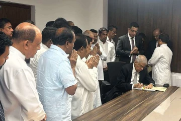 வேட்பு மனுவி்ல் கையெழுத்திட்ட ரணில்!