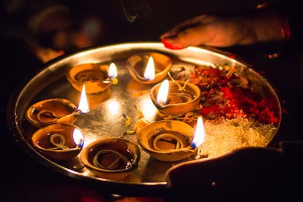 ஆரத்தி தட்டில் பணம் வைப்பதற்கு பின்னால் இருக்கும் ஆன்மீக ரகசியம் பற்றி தெரியுமா? | Reason Behind In Aarati Tradition In Tamil