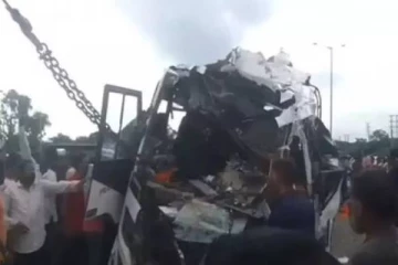 லாரி மீது பேருந்து மோதி கோர விபத்து - 10 பக்தர்கள் பலி!