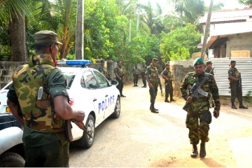 யாழ். அச்சுவேலியில் வீடுகள் மீது பெட்ரோல் குண்டுத் தாக்குதல்: மூவர் கைது